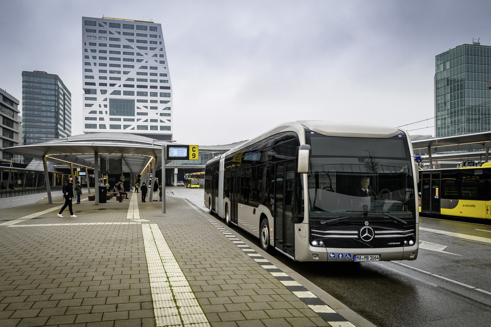 Mercedes-Benz eCitaro G mit vollelektrischem Antrieb für ÖPNV-Betreibergesellschaften QBuzz and OV-bureau Groningen Drenthe in den Niederlanden, 3-Türer, Exterieur, rauchsilber metallic, 2 x elektrischer Radnabenmotor, 2 x 125 kW, 2 x 485 Nm, 490 kWh Batteriekapazität (NMC 3), Sideguard Assist, 270-Grad-Kamera, LED-Scheinwerfer, Länge/Breite/Höhe: 18.125/2.550/3.350 mm, Beförderungskapazität: max. 1/157 Daimler Buses liefert 35 vollelektrische Gelenkbusse Mercedes-Benz eCitaro in die Niederlande
