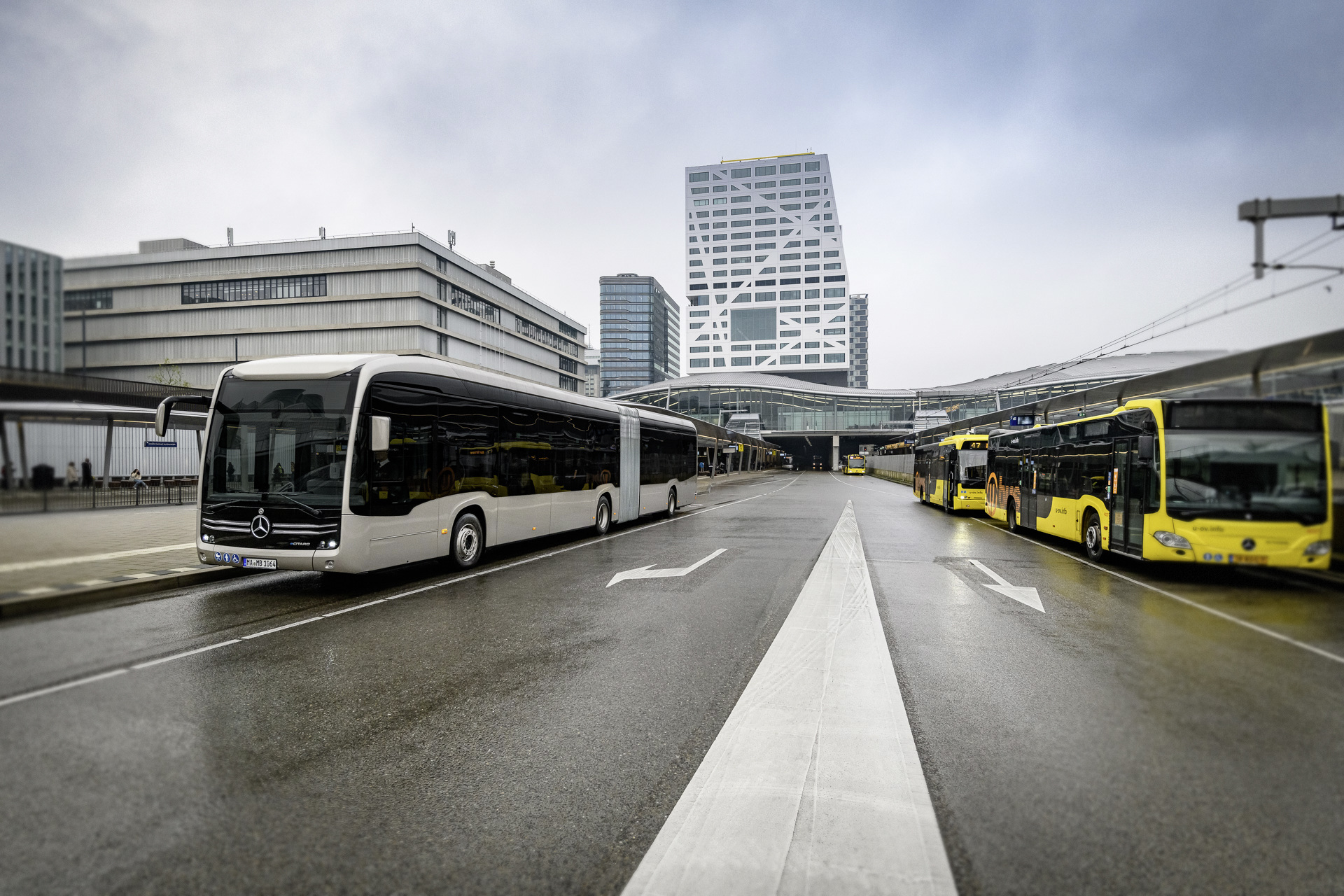 Daimler Buses to deliver 35 fully electric, articulated Mercedes-Benz eCitaro buses to the Netherlands