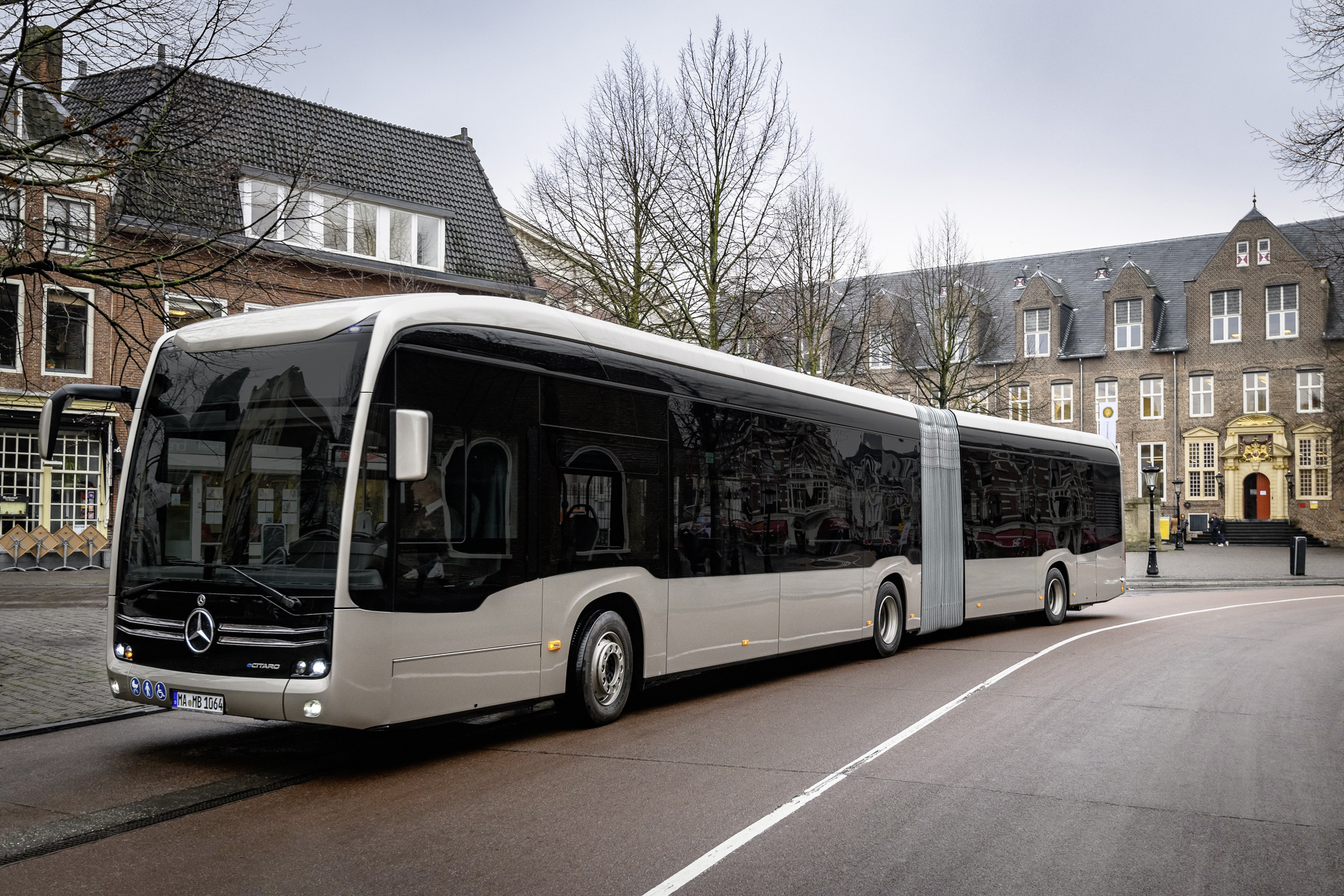 Mercedes-Benz eCitaro G mit vollelektrischem Antrieb für ÖPNV-Betreibergesellschaften QBuzz and OV-bureau Groningen Drenthe in den Niederlanden, 3-Türer, Exterieur, rauchsilber metallic, 2 x elektrischer Radnabenmotor, 2 x 125 kW, 2 x 485 Nm, 490 kWh Batteriekapazität (NMC 3), Sideguard Assist, 270-Grad-Kamera, LED-Scheinwerfer, Länge/Breite/Höhe: 18.125/2.550/3.350 mm, Beförderungskapazität: max. 1/157 Daimler Buses liefert 35 vollelektrische Gelenkbusse Mercedes-Benz eCitaro in die Niederlande