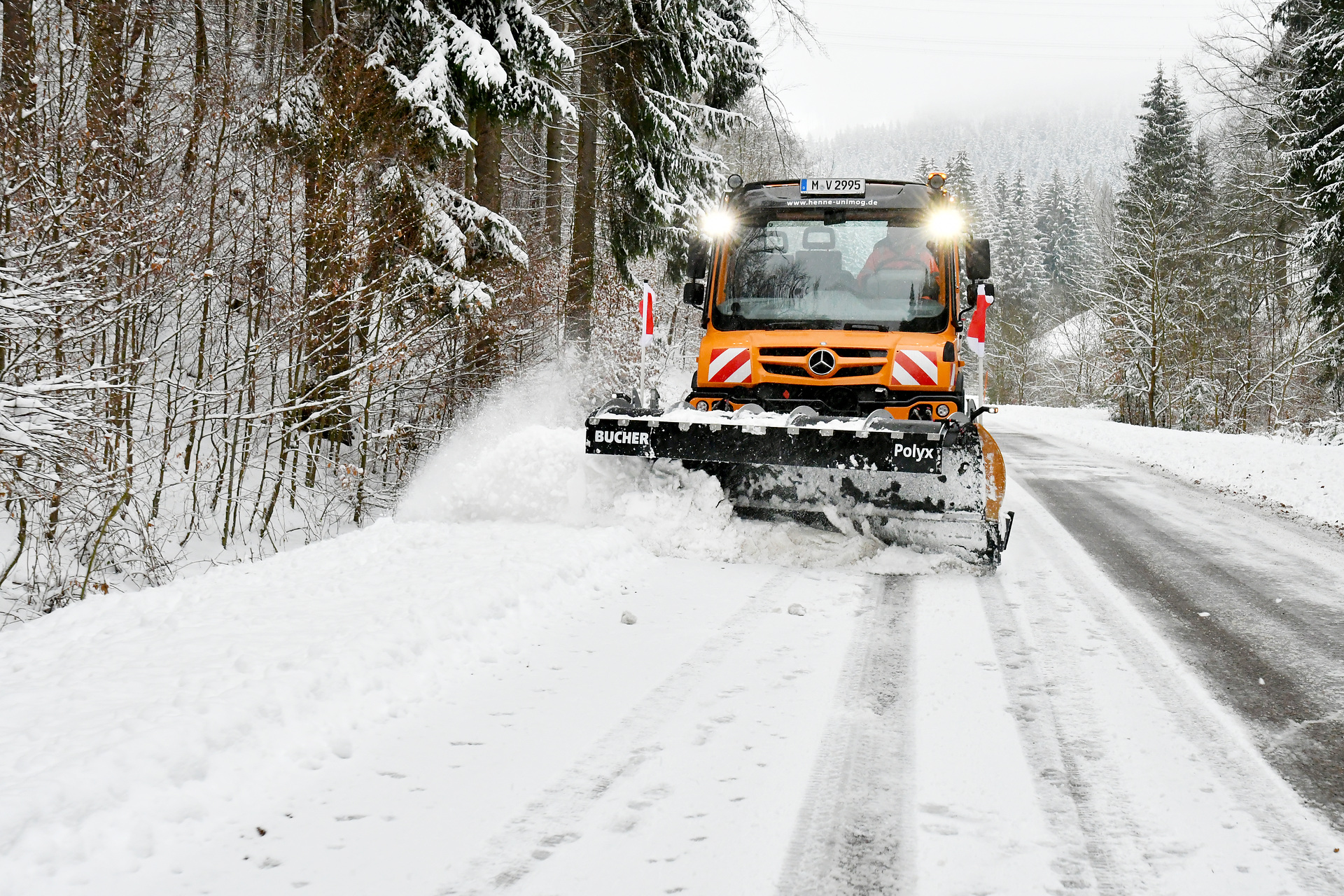 U 219/327 Bucher Thüringen Unimog Zuverlässiges Kraftpaket auch fürs Grüne: Mercedes-Benz Special Trucks präsentiert auf der Freilandmesse Demopark die große Vielfalt des Unimog