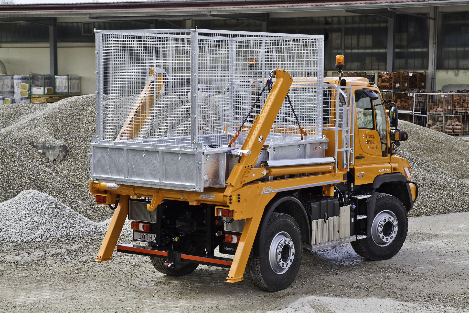 Unimog U 423 mit Absetzkipper Jotha Combicon 5018
Zuverlässiges Kraftpaket auch fürs Grüne: Mercedes-Benz Special Trucks präsentiert auf der Freilandmesse Demopark die große Vielfalt des Unimog