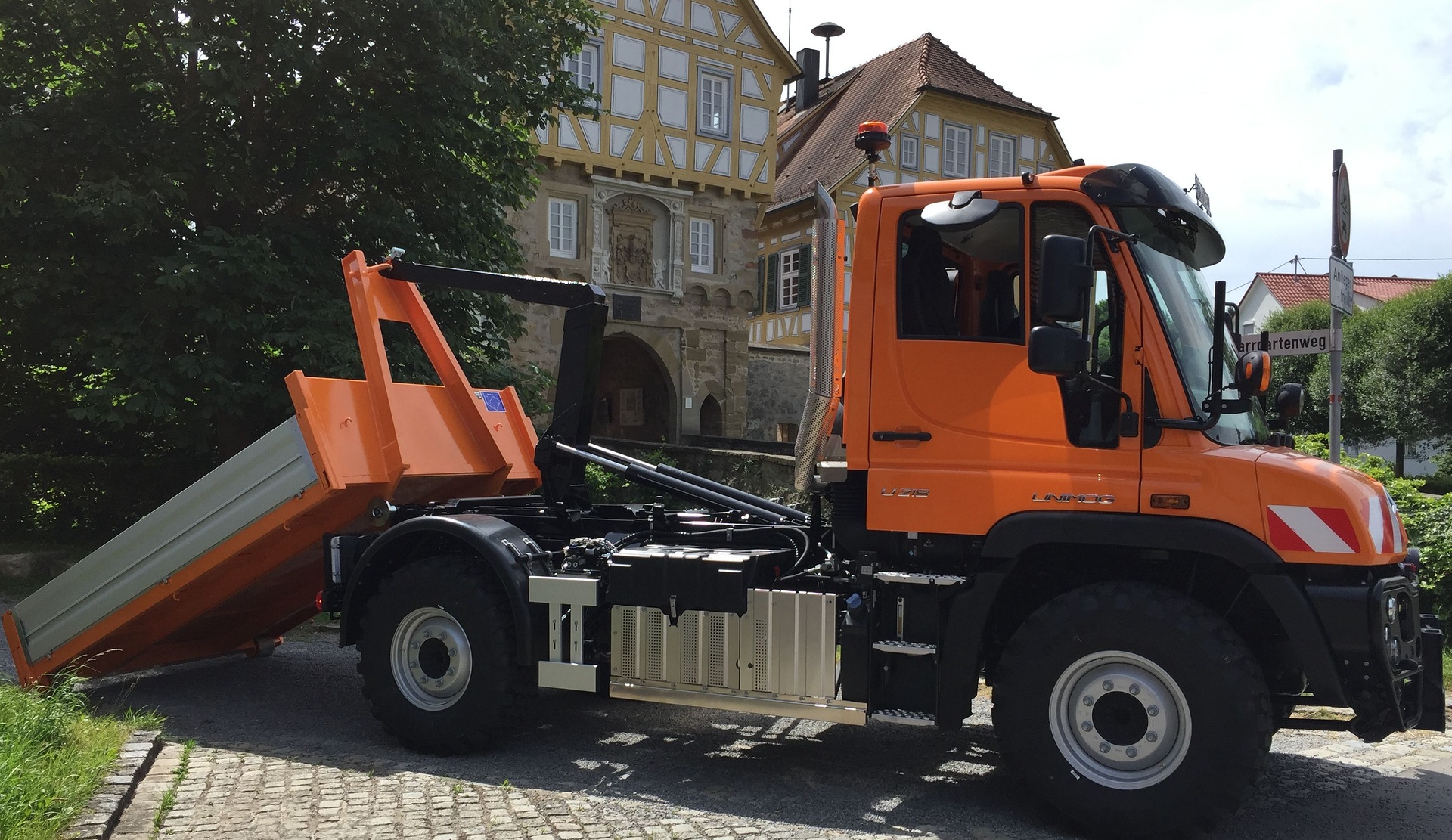 Reliable powerhouse even for the green sector: Mercedes-Benz Special Trucks presents the great diversity of the Unimog at the Demopark open-air exhibition