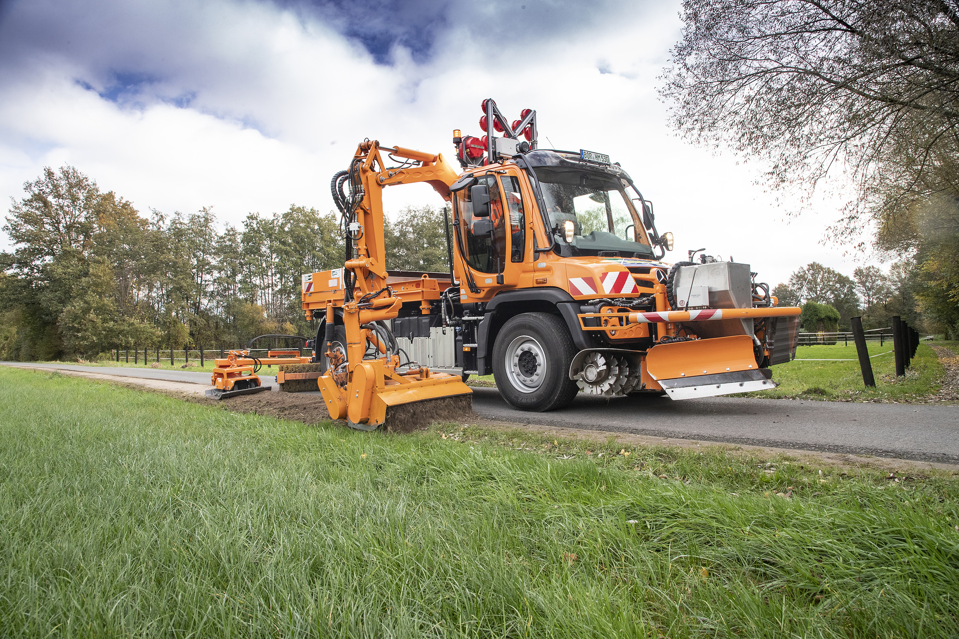 Unimog U 530 Zuverlässiges Kraftpaket auch fürs Grüne: Mercedes-Benz Special Trucks präsentiert auf der Freilandmesse Demopark die große Vielfalt des Unimog