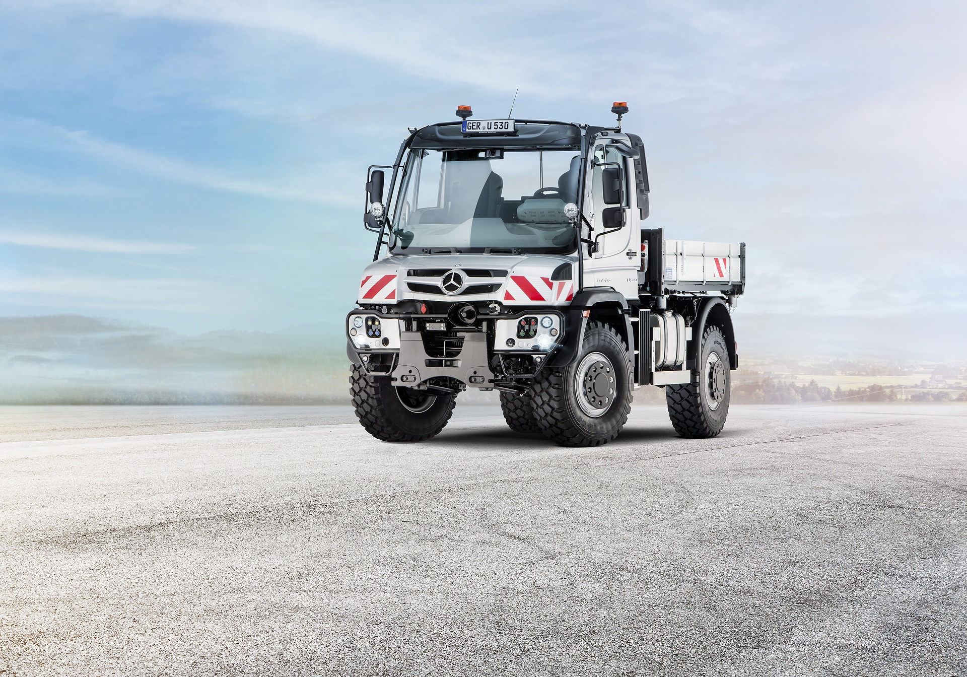 Unimog U 530 mit Bügel Zuverlässiges Kraftpaket auch fürs Grüne: Mercedes-Benz Special Trucks präsentiert auf der Freilandmesse Demopark die große Vielfalt des Unimog