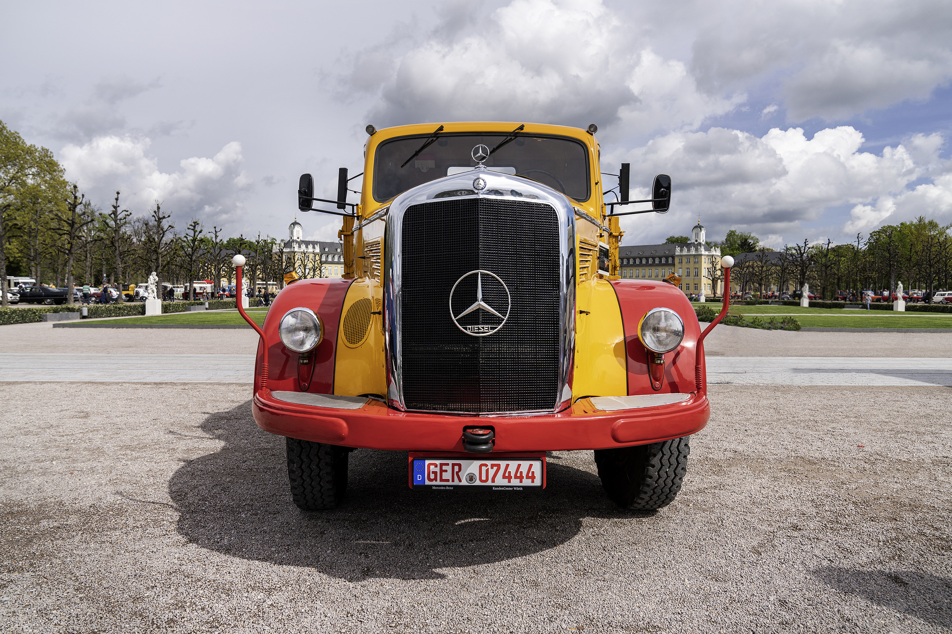 Celebration for classic vehicle fans in Karlsruhe: Mercedes-Benz Trucks with classic vehicle highlights at the “Tribute to Carl Benz”