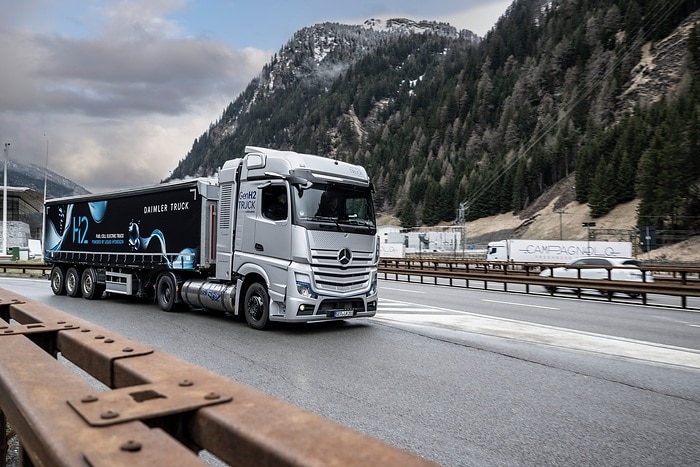 Touring the Alps with battery and hydrogen – CO2-neutral trucks from Daimler Truck demonstrate their capabilities