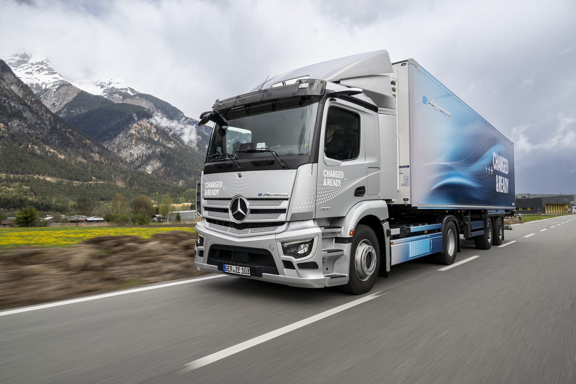 Touring the Alps with battery and hydrogen – CO2-neutral trucks from Daimler Truck demonstrate their capabilities