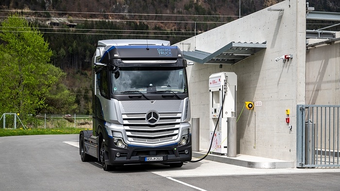 Mit Batterie und Wasserstoff auf Alpentour – CO2-neutrale Lkw von Daimler Truck zeigen ihr Können