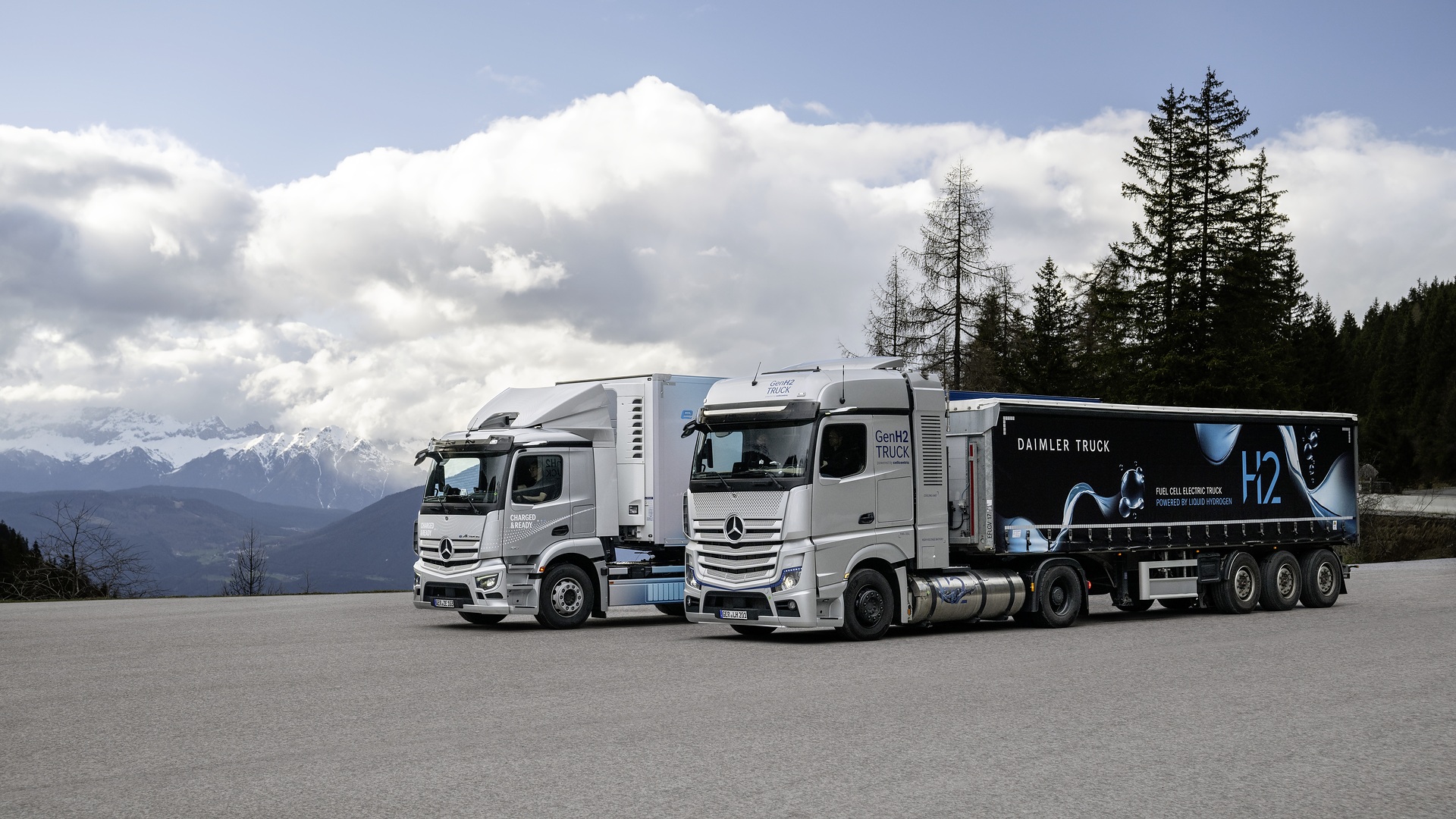 Mit Batterie und Wasserstoff auf Alpentour – CO2-neutrale Lkw von Daimler Truck zeigen ihr Können CO2-neutrale Lkw von Daimler Truck: GenH2 Truck und eActros 300 Sattelzugmaschine