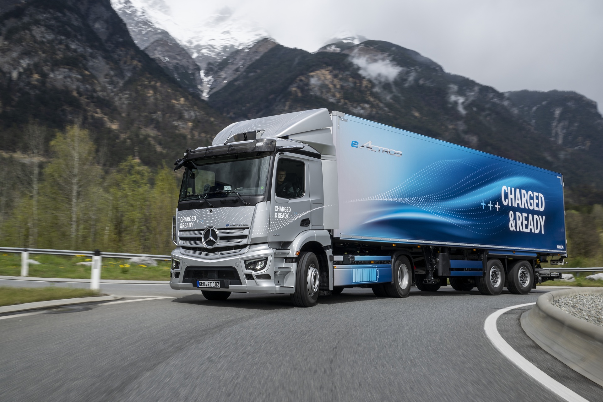 Touring the Alps with battery and hydrogen – CO2-neutral trucks from Daimler Truck demonstrate their capabilities