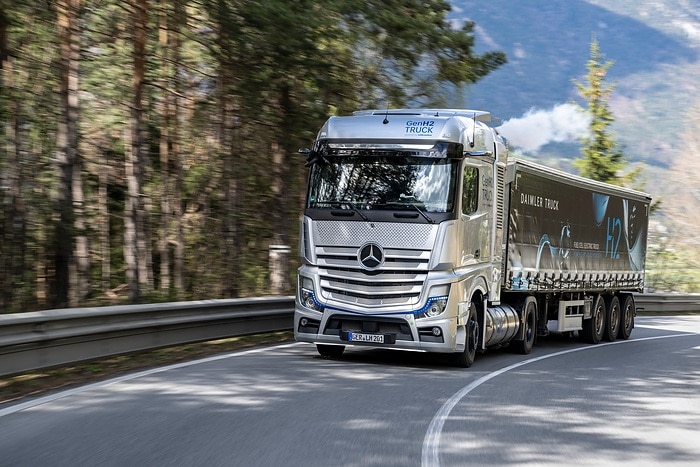 Touring the Alps with battery and hydrogen – CO2-neutral trucks from Daimler Truck demonstrate their capabilities