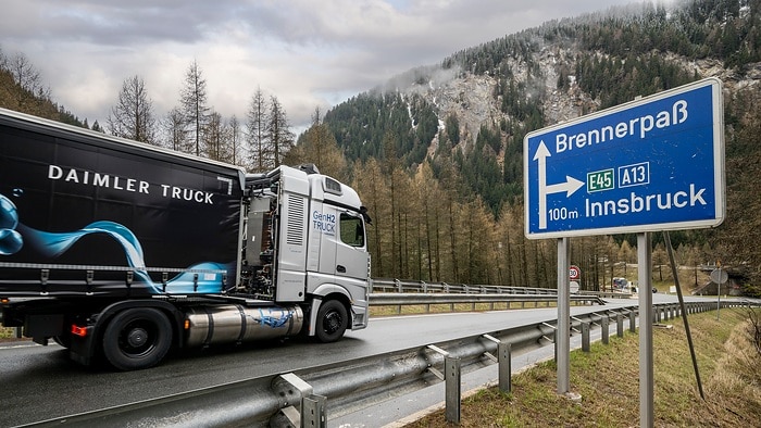 Mit Batterie und Wasserstoff auf Alpentour – CO2-neutrale Lkw von Daimler Truck zeigen ihr Können