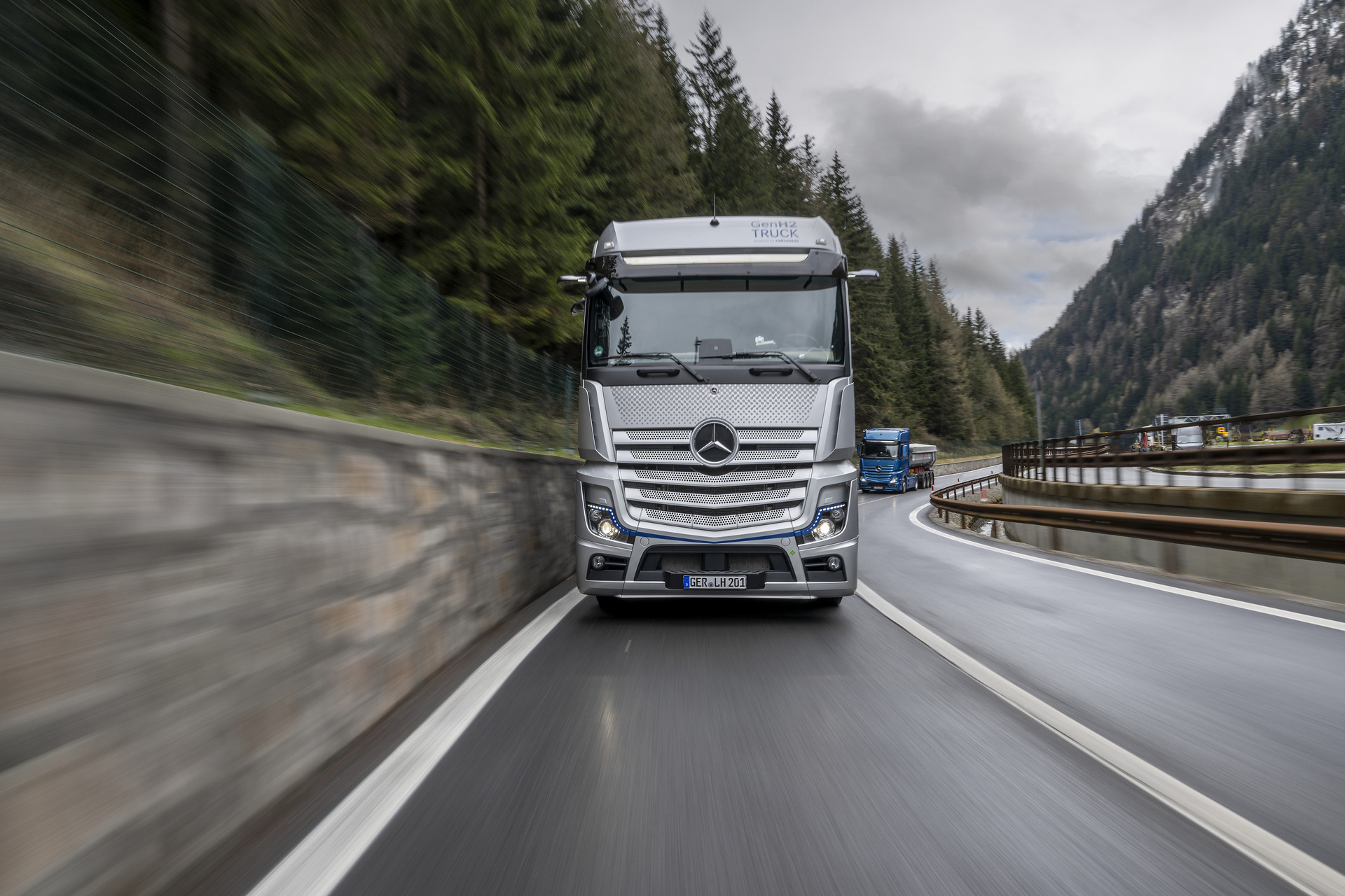 Touring the Alps with battery and hydrogen – CO2-neutral trucks from Daimler Truck demonstrate their capabilities