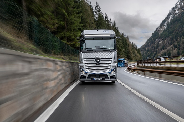 Mit Batterie und Wasserstoff auf Alpentour – CO2-neutrale Lkw von Daimler Truck zeigen ihr Können