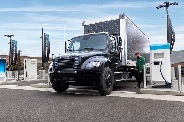 Daimler Truck stellt Freightliner eM2 vor und erweitert Portfolio an Elektrofahrzeugen in Nordamerika