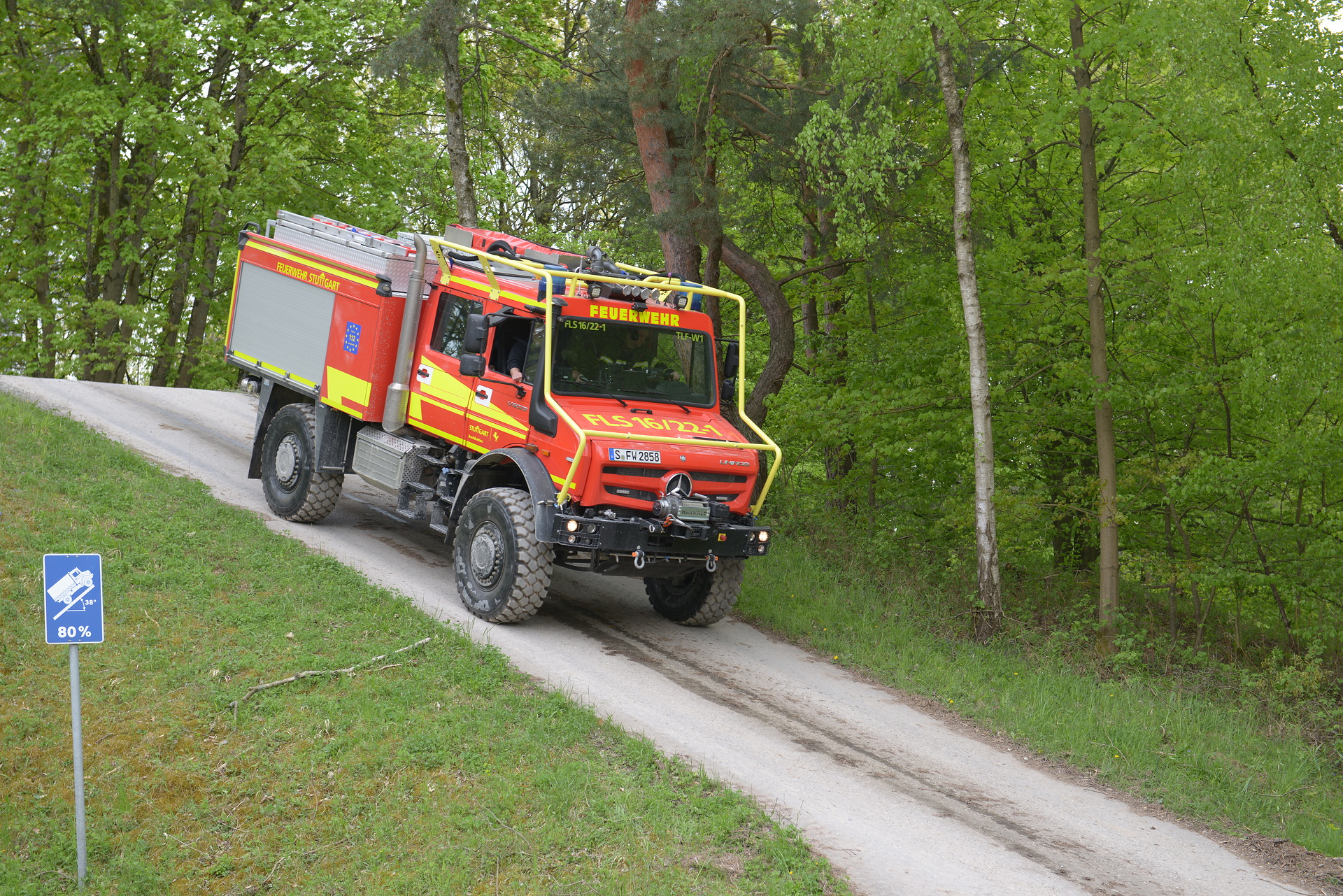 Unimog U 5023 at RETTmobil 2023: Mercedes-Benz Special Trucks unveils innovative combination pumper for forest firefighting and disaster relief