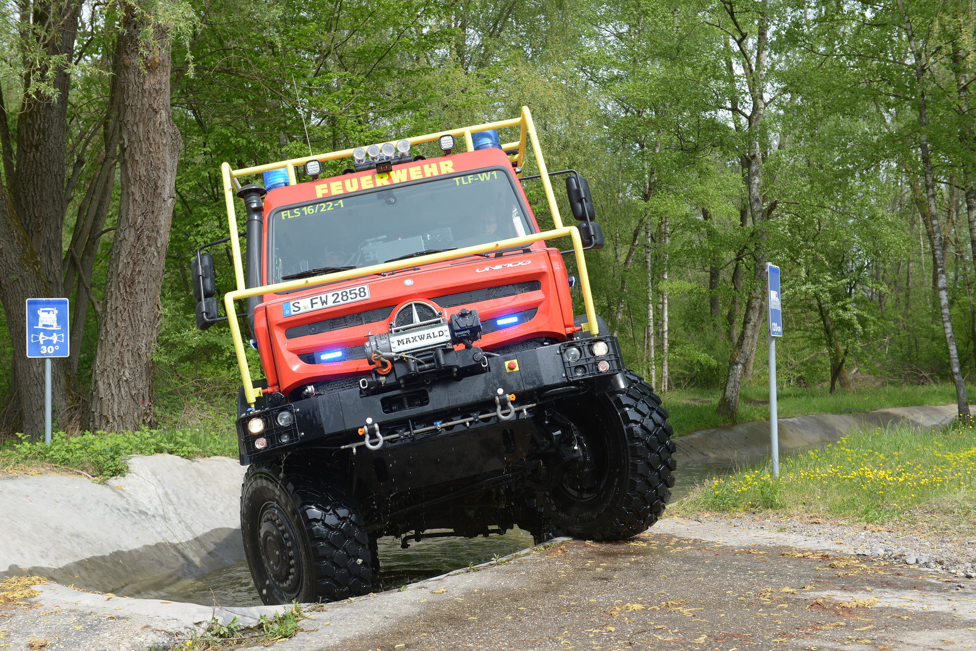 Camion de Sapeurs Pompiers MERCEDES Unimog 5023 BMPM Marins