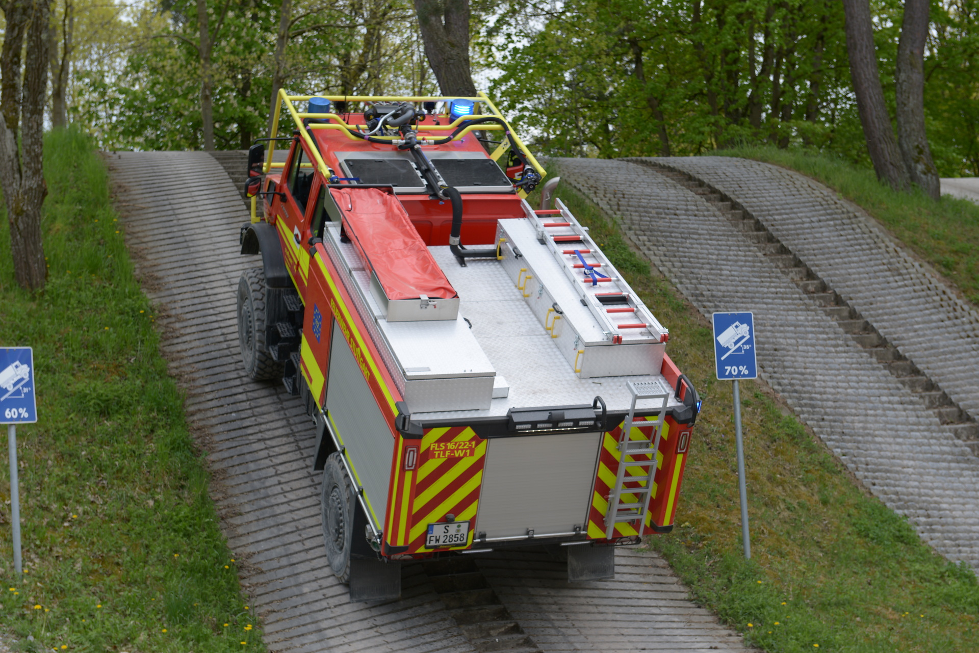 Unimog U 5023 at RETTmobil 2023: Mercedes-Benz Special Trucks unveils innovative combination pumper for forest firefighting and disaster relief