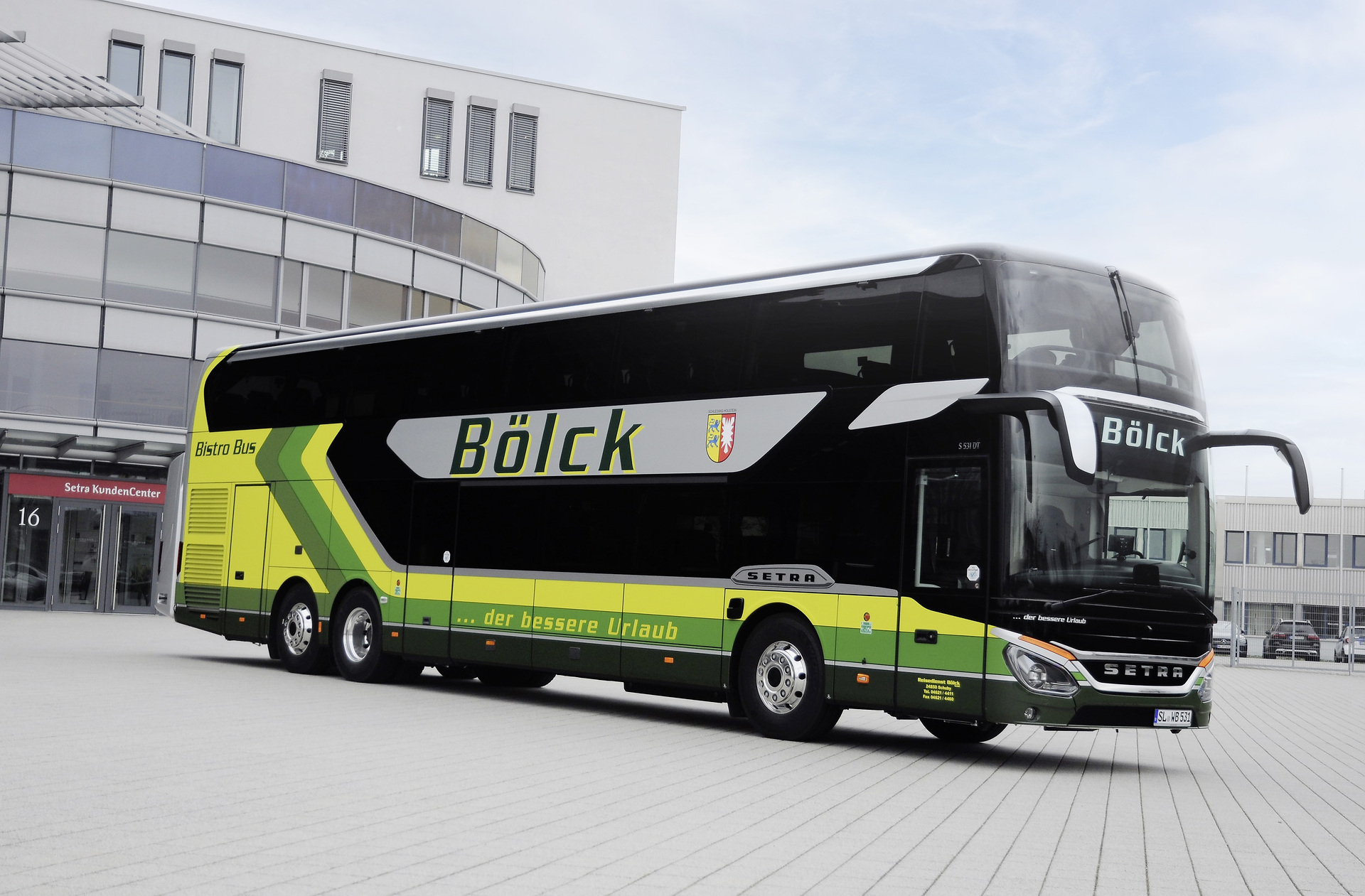 Der S 531 DT von Reisedienst Bölck vor dem Setra Kundencenter in Neu-Ulm. Doppeltes Reisevergnügen