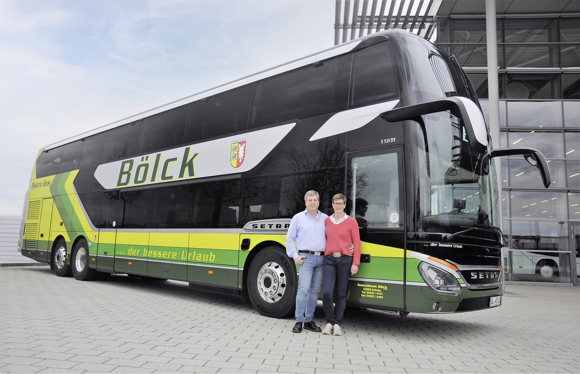 Mathias und Heidi Bölck vor ihrem neuen Setra Bistrobus. Doppeltes Reisevergnügen