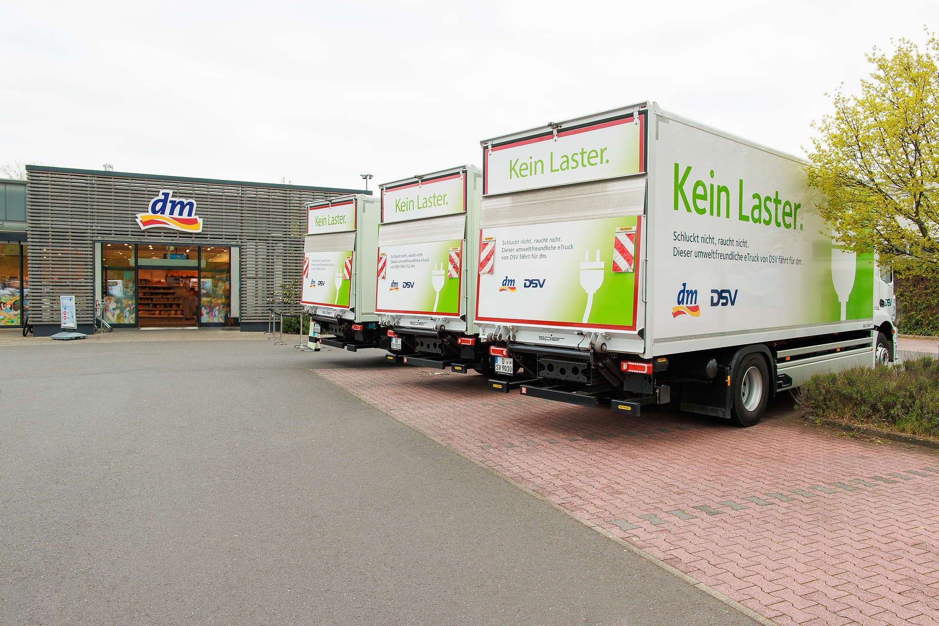 All-electric deliveries to drugstores - Three Mercedes-Benz eActros trucks in use at DSV All-electric deliveries to drugstores - Three Mercedes-Benz eActros trucks in use at DSV