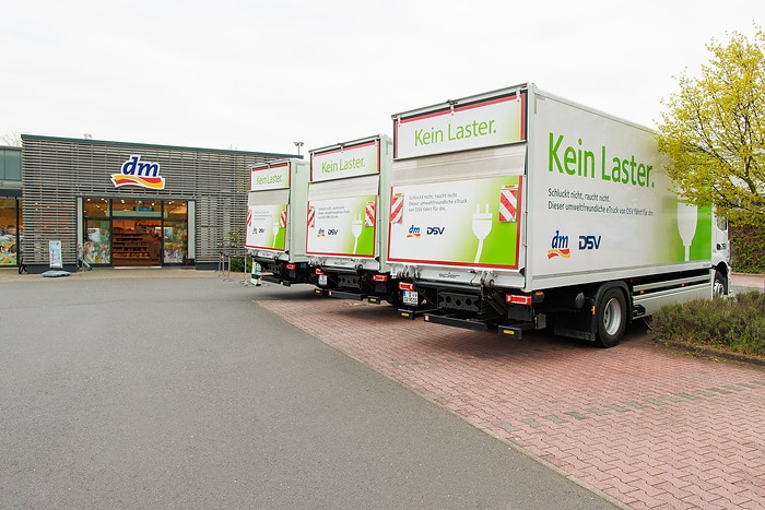 Elektrische Belieferung von Drogerie-Filialen - Drei Mercedes-Benz eActros im Einsatz bei DSV