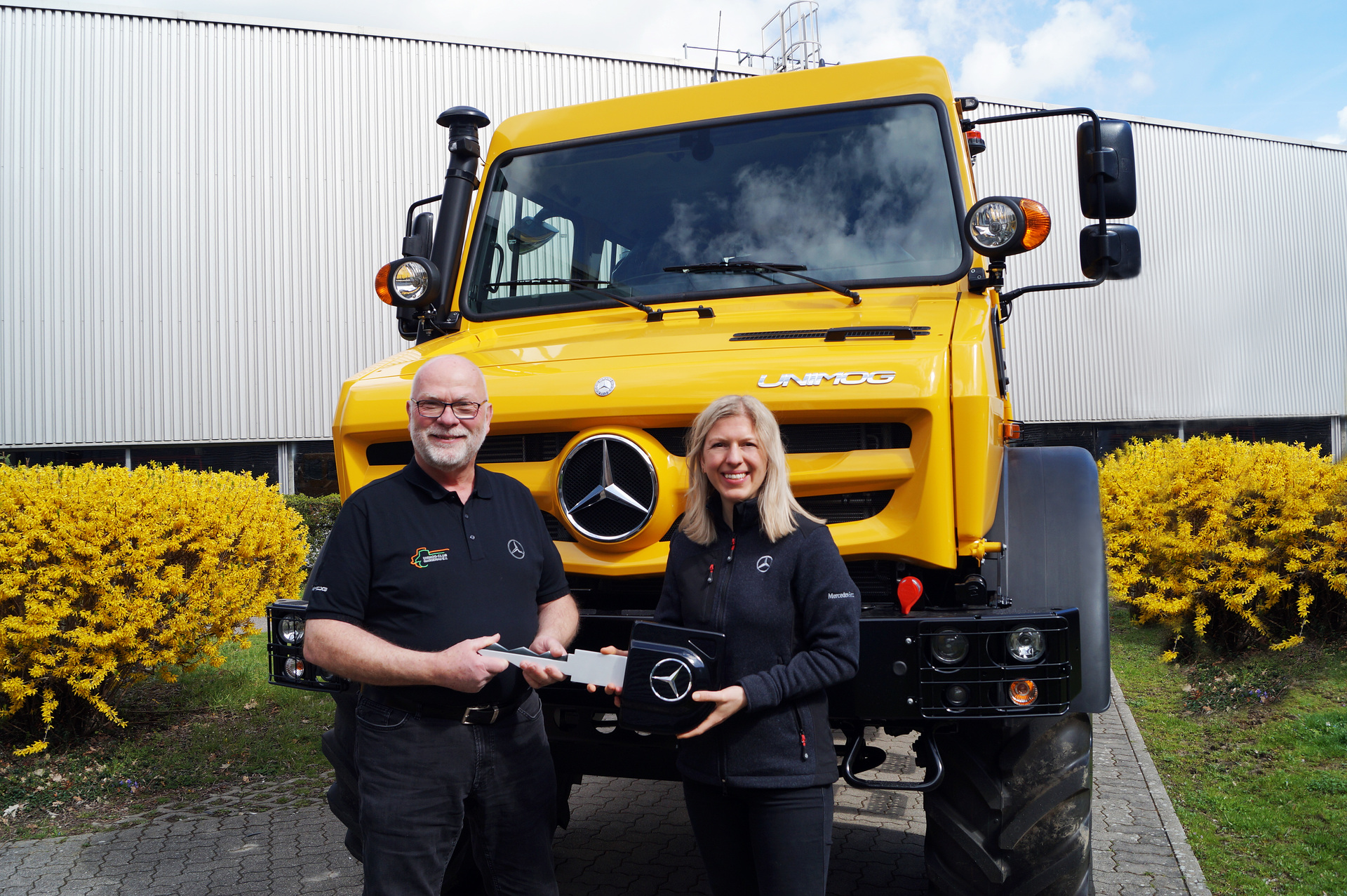 Rainer Hildebrandt, Vorstandsvorsitzender des Unimog-Club Gaggenau e.V. (UCG) und Franziska Cusumano, Leiterin Mercedes-Benz Special Trucks & Custom Tailored Trucks. Hochgeländegängiger Familienzuwachs für den Unimog-Club Gaggenau e.V.