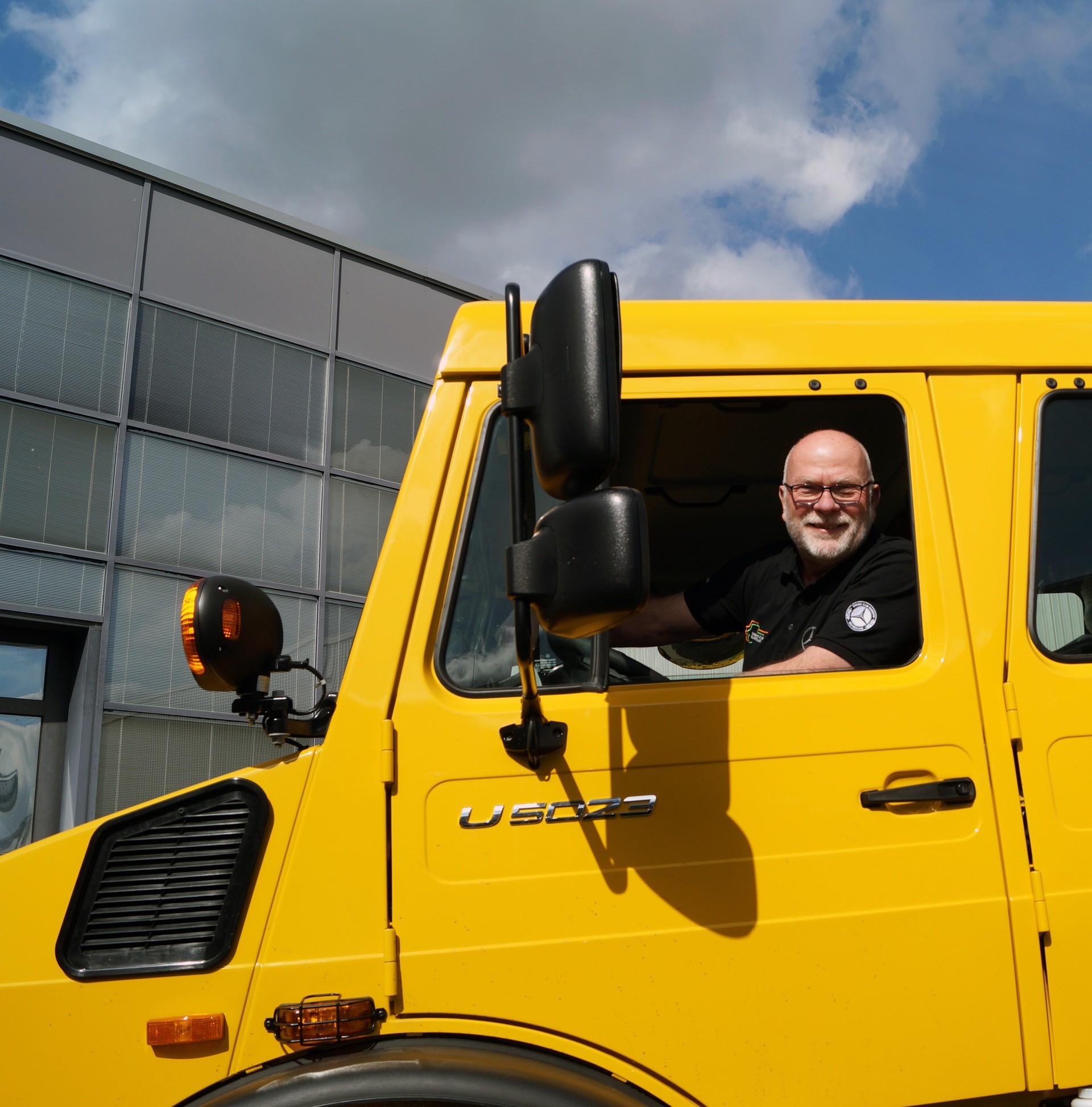 Rainer Hildebrandt, Vorstandsvorsitzender des Unimog-Club Gaggenau e.V. (UCG) freut sich über das zukünftige Club-Mitglied, den neuen Unimog U 5023. Hochgeländegängiger Familienzuwachs für den Unimog-Club Gaggenau e.V.