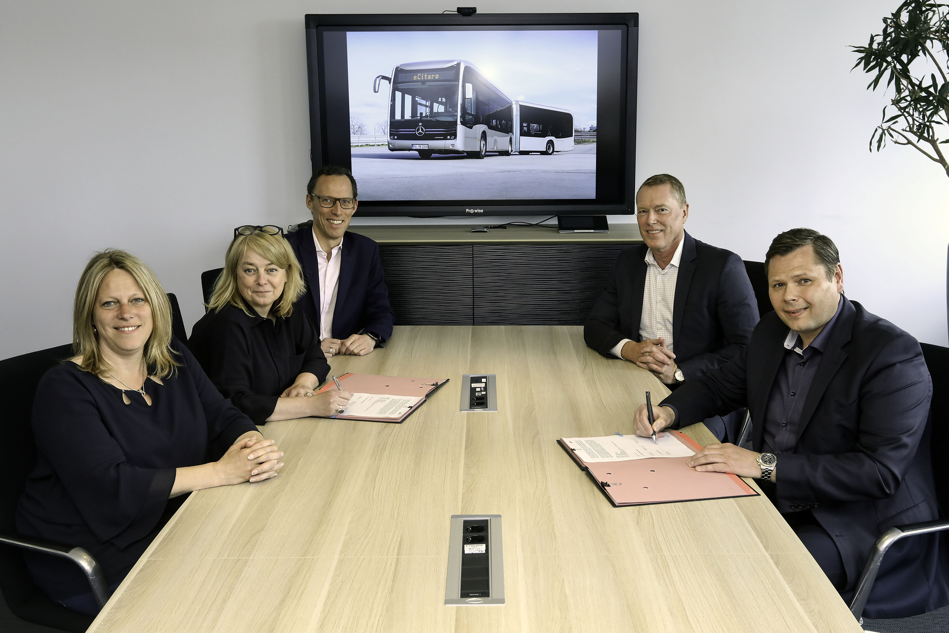 Vertragsunterzeichnung Daimler Truck und Bremer Straßenbahnen AG (BSAG) von links nach rechts: Bremens Mobilitätssenatorin Dr. Maike Schaefer (BSAG-Aufsichtsratsvorsitzende), Monika Alke (Arbeitsdirektorin und Personalvorständin der BSAG) und Thorsten Harder (Technischer Vorstand der BSAG) sowie Rüdiger Kappel (Leiter Vertrieb Deutschland) und Andre Martin (Werksbeauftragter Vertrieb ÖPNV, beide EvoBus) Mercedes-Benz Driving Experience eCitaro and Intouro