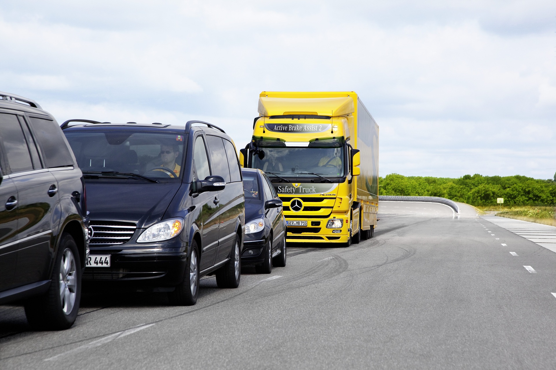 Eine Million verkaufte Active Brake Assist Notbremsassistenten: Daimler Truck feiert Meilenstein für die Sicherheit in Lkw und Bussen