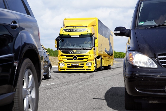 Eine Million verkaufte Active Brake Assist Notbremsassistenten: Daimler Truck feiert Meilenstein für die Sicherheit in Lkw und Bussen