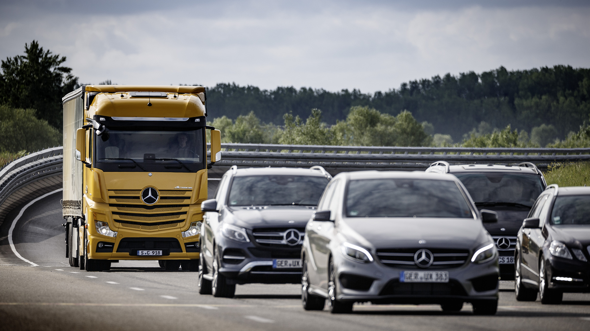 Mercedes-Benz; Active Brake Assist 4; full braking at stationary obstacles;
Actros 1863 LS; 4x2; OM 473 Euro VI rated at 460 kW/625 hp; displacement 15.6 l; 2.5 m StreamSpace cabin; paintwork: yellowstone One million Active Brake Assist emergency braking assistants sold: Daimler Truck celebrates milestone for safety in trucks and buses