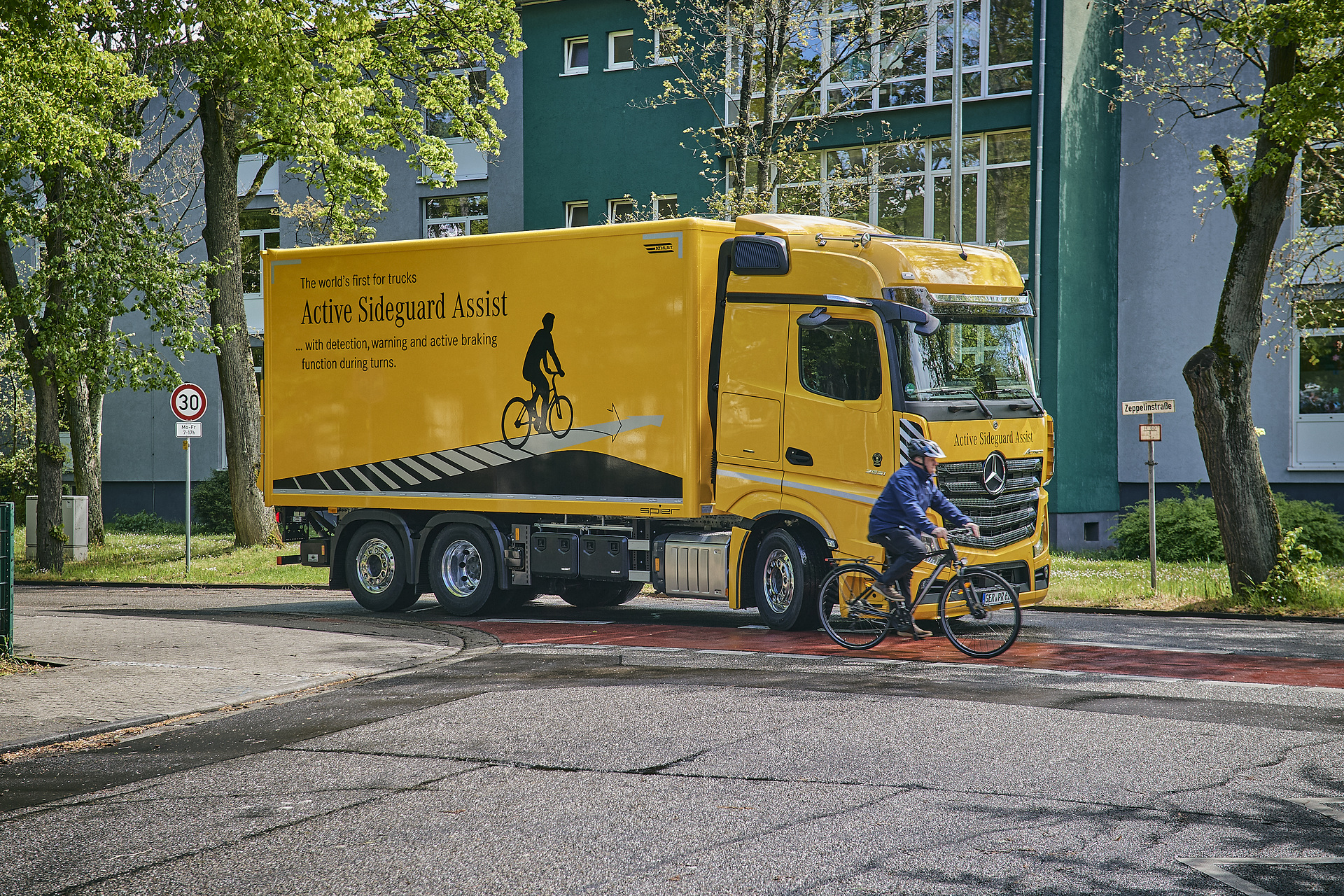 Mercedes-Benz Trucks Sideguard Assist One million Active Brake Assist emergency braking assistants sold: Daimler Truck celebrates milestone for safety in trucks and buses