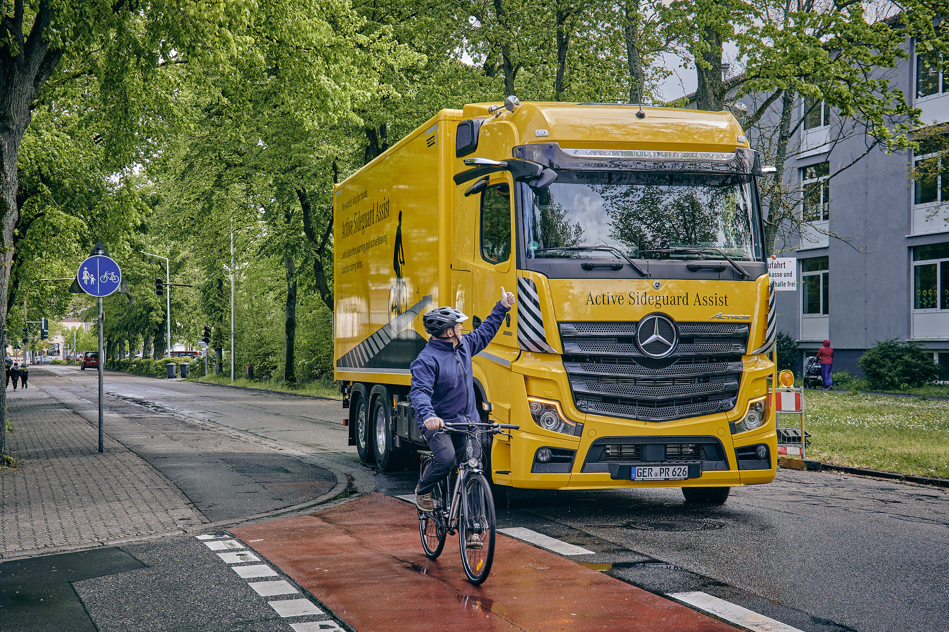 Mercedes-Benz Trucks Sideguard Assist One million Active Brake Assist emergency braking assistants sold: Daimler Truck celebrates milestone for safety in trucks and buses