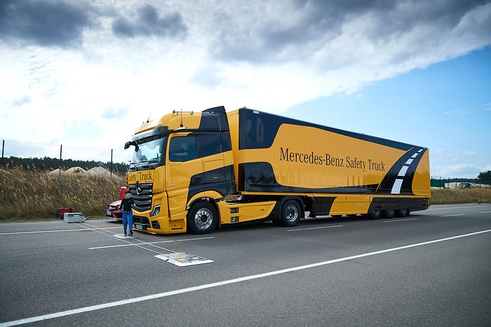 Eine Million verkaufte Active Brake Assist Notbremsassistenten: Daimler Truck feiert Meilenstein für die Sicherheit in Lkw und Bussen