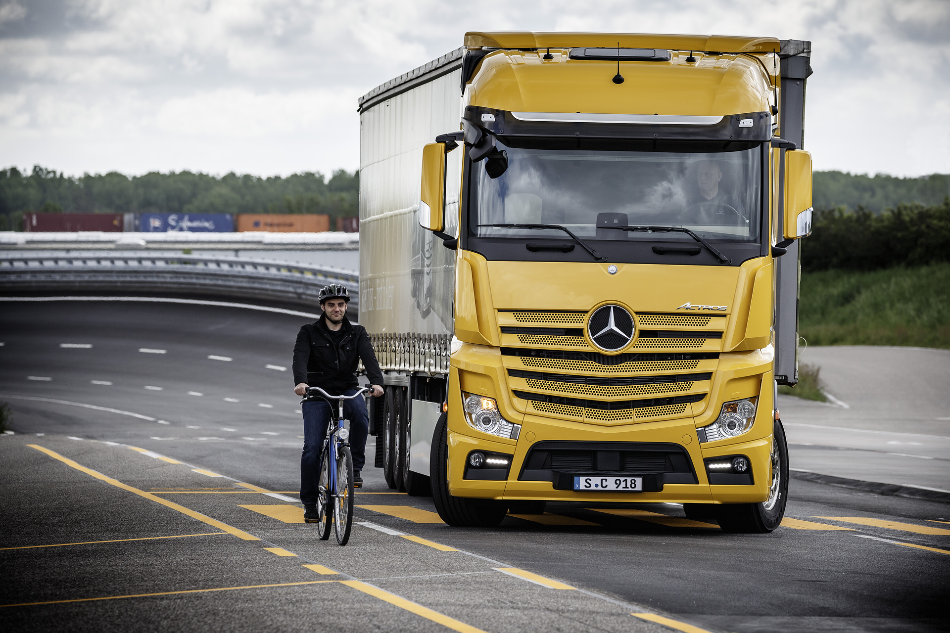 Mercedes-Benz; Sideguard Assist; turning with cyclist in tractrix curve;
Actros 1863 LS; 4x2; OM 473 Euro VI rated at 460 kW/625 hp; displacement 15.6 l; 2.5 m StreamSpace cabin; paintwork: yellowstone One million Active Brake Assist emergency braking assistants sold: Daimler Truck celebrates milestone for safety in trucks and buses