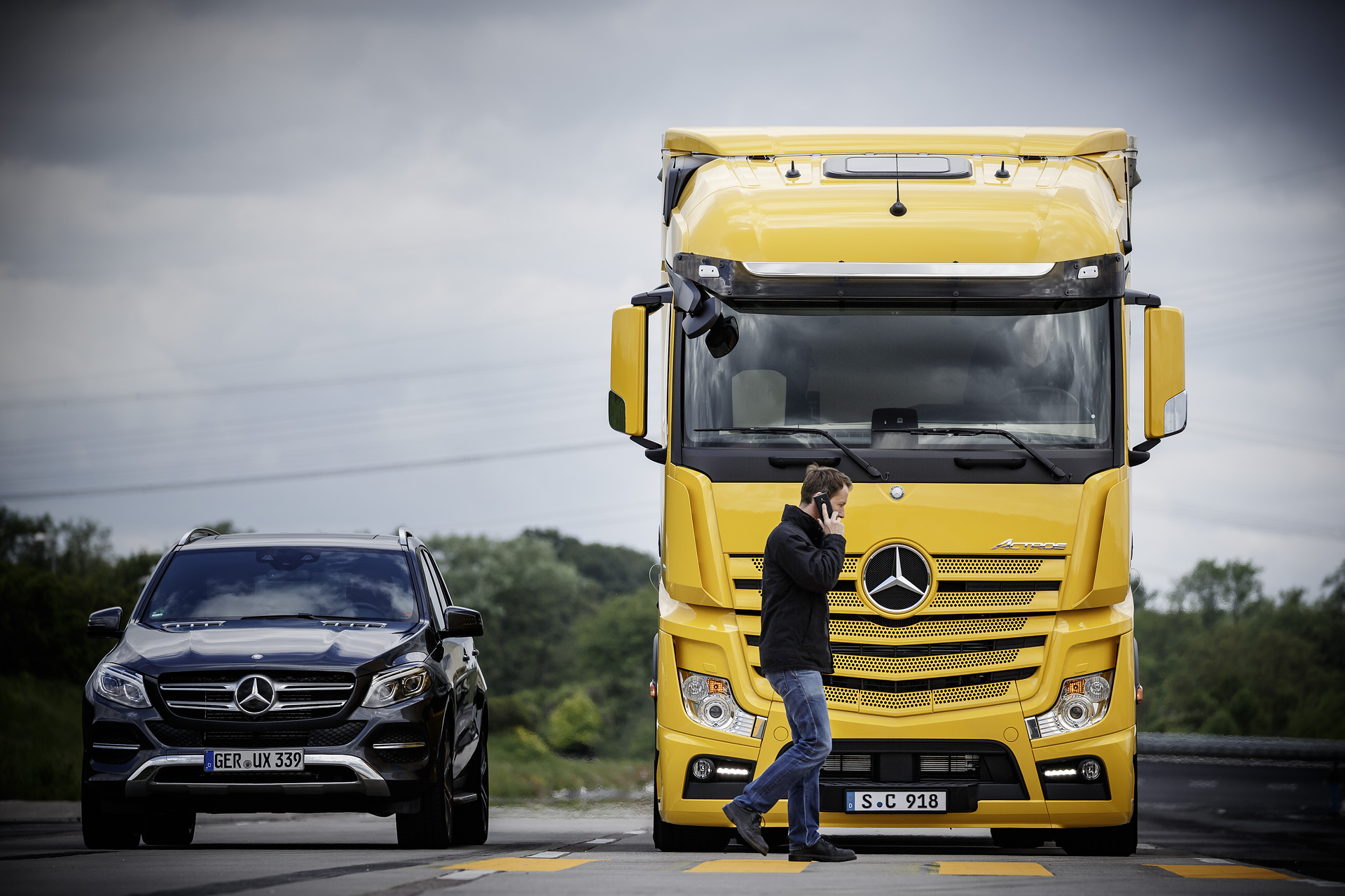 Mercedes-Benz; Active Brake Assist 4; partial braking at pedestrian;
Actros 1863 LS; 4x2; OM 473 Euro VI rated at 460 kW/625 hp; displacement 15.6 l; 2.5 m StreamSpace cabin; paintwork: yellowstone One million Active Brake Assist emergency braking assistants sold: Daimler Truck celebrates milestone for safety in trucks and buses