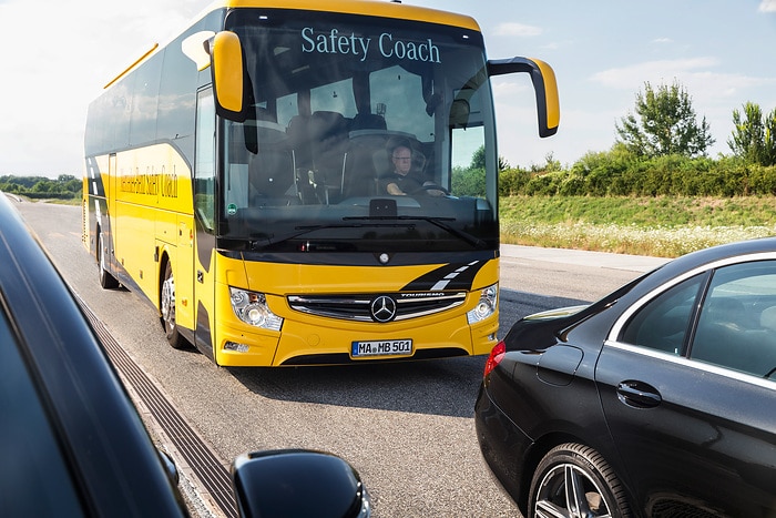 Eine Million verkaufte Active Brake Assist Notbremsassistenten: Daimler Truck feiert Meilenstein für die Sicherheit in Lkw und Bussen