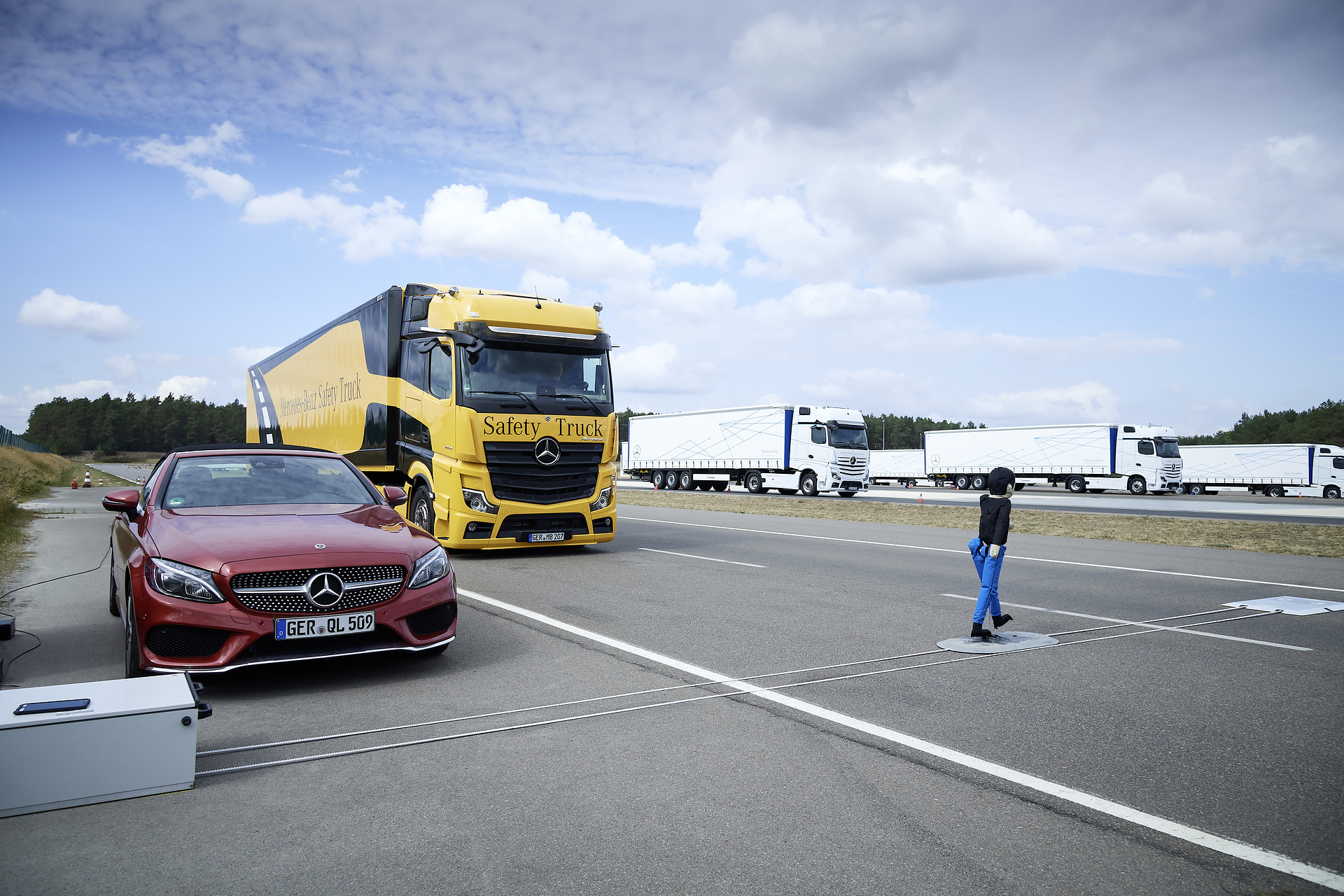 Eine Million verkaufte Active Brake Assist Notbremsassistenten: Daimler Truck feiert Meilenstein für die Sicherheit in Lkw und Bussen