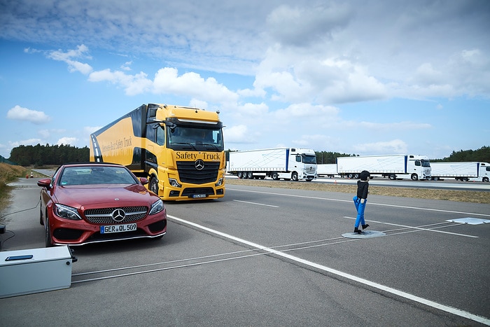 Eine Million verkaufte Active Brake Assist Notbremsassistenten: Daimler Truck feiert Meilenstein für die Sicherheit in Lkw und Bussen