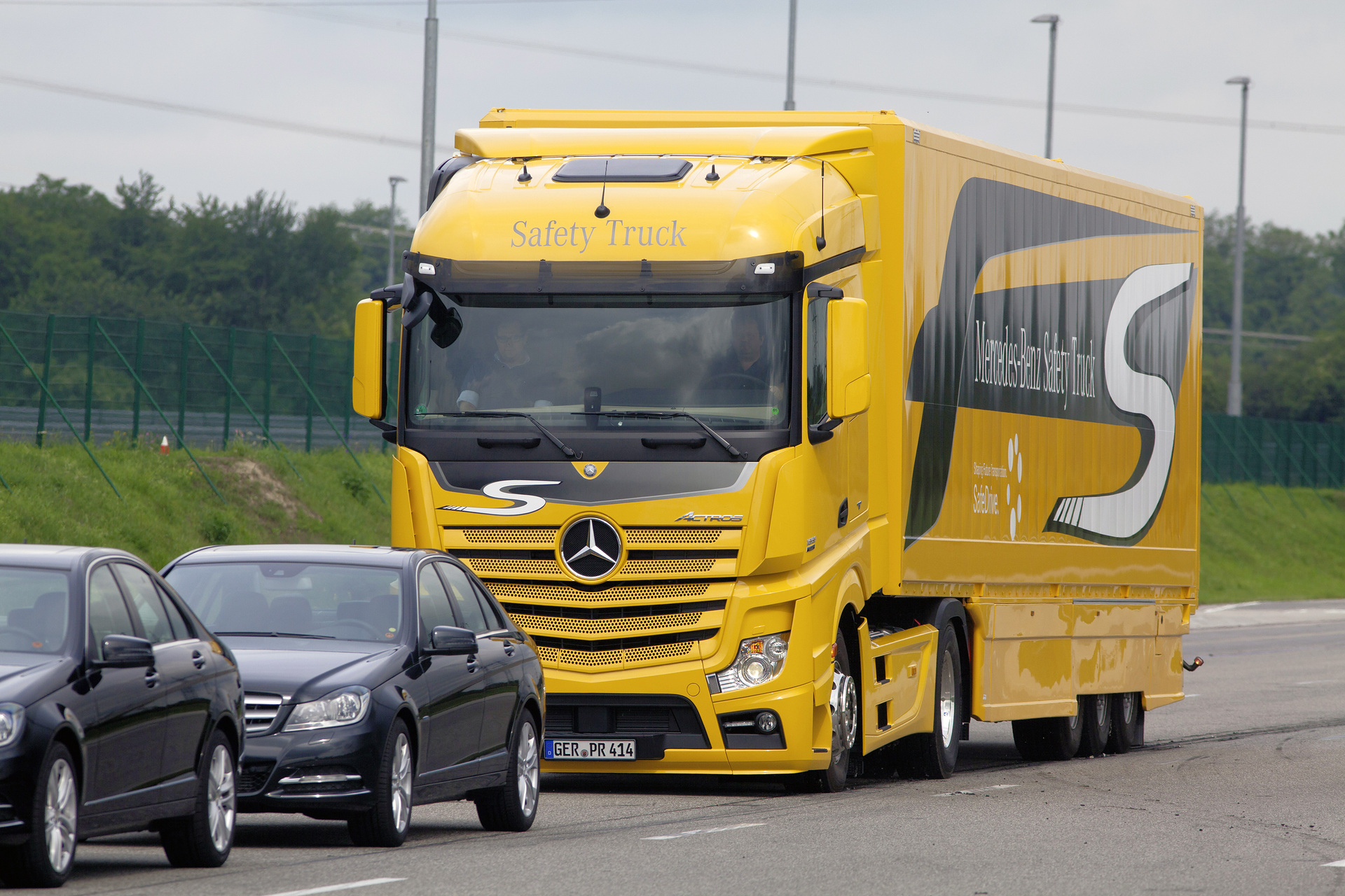 Eine Million verkaufte Active Brake Assist Notbremsassistenten: Daimler Truck feiert Meilenstein für die Sicherheit in Lkw und Bussen