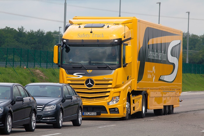 Eine Million verkaufte Active Brake Assist Notbremsassistenten: Daimler Truck feiert Meilenstein für die Sicherheit in Lkw und Bussen