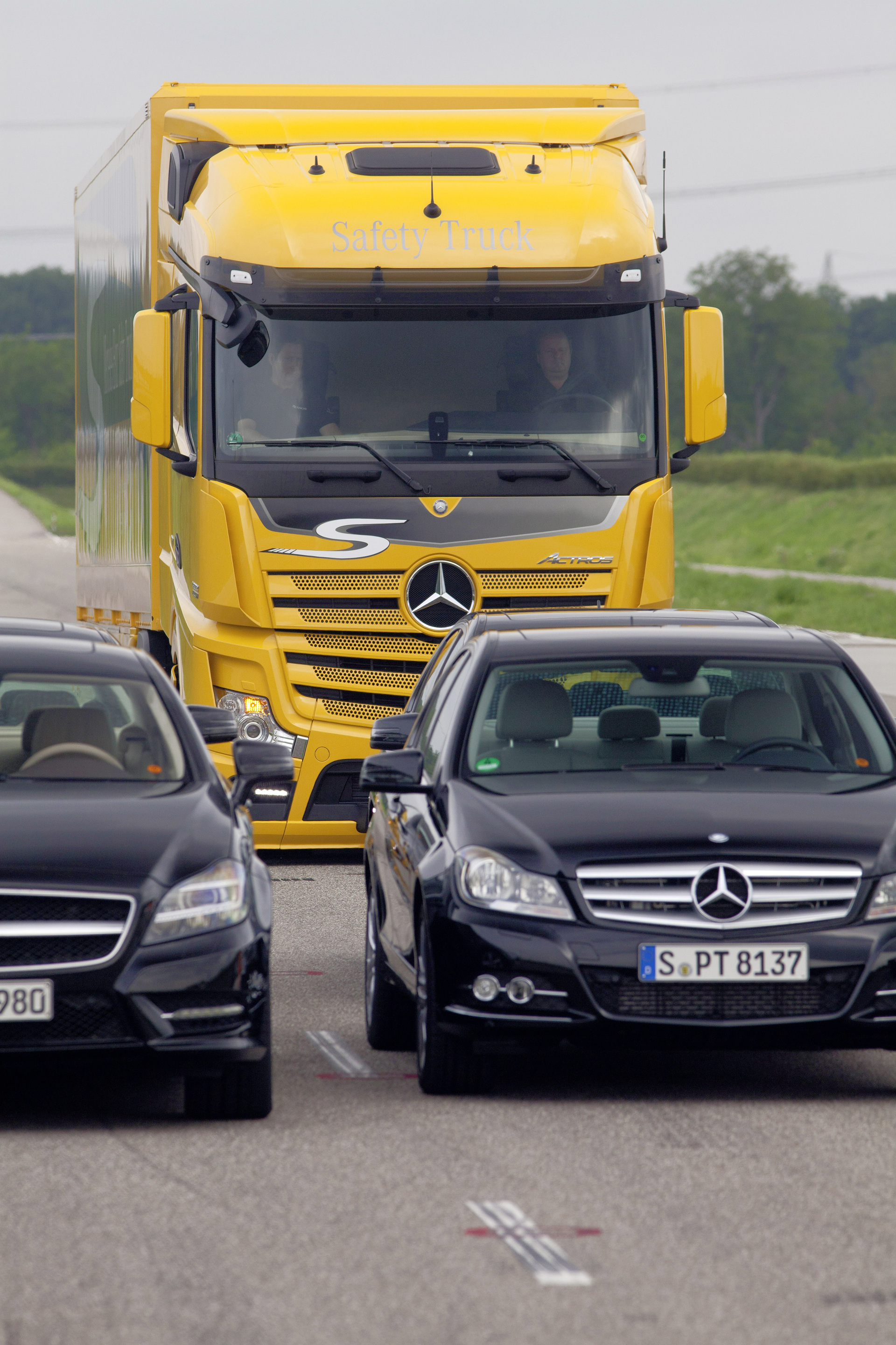 Eine Million verkaufte Active Brake Assist Notbremsassistenten: Daimler Truck feiert Meilenstein für die Sicherheit in Lkw und Bussen