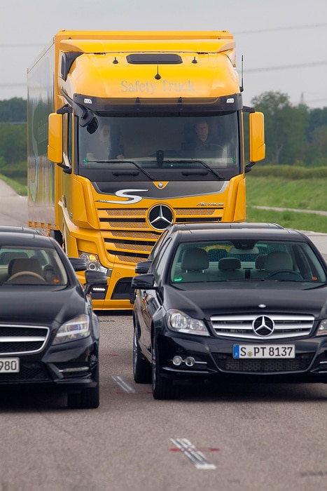 Eine Million verkaufte Active Brake Assist Notbremsassistenten: Daimler Truck feiert Meilenstein für die Sicherheit in Lkw und Bussen