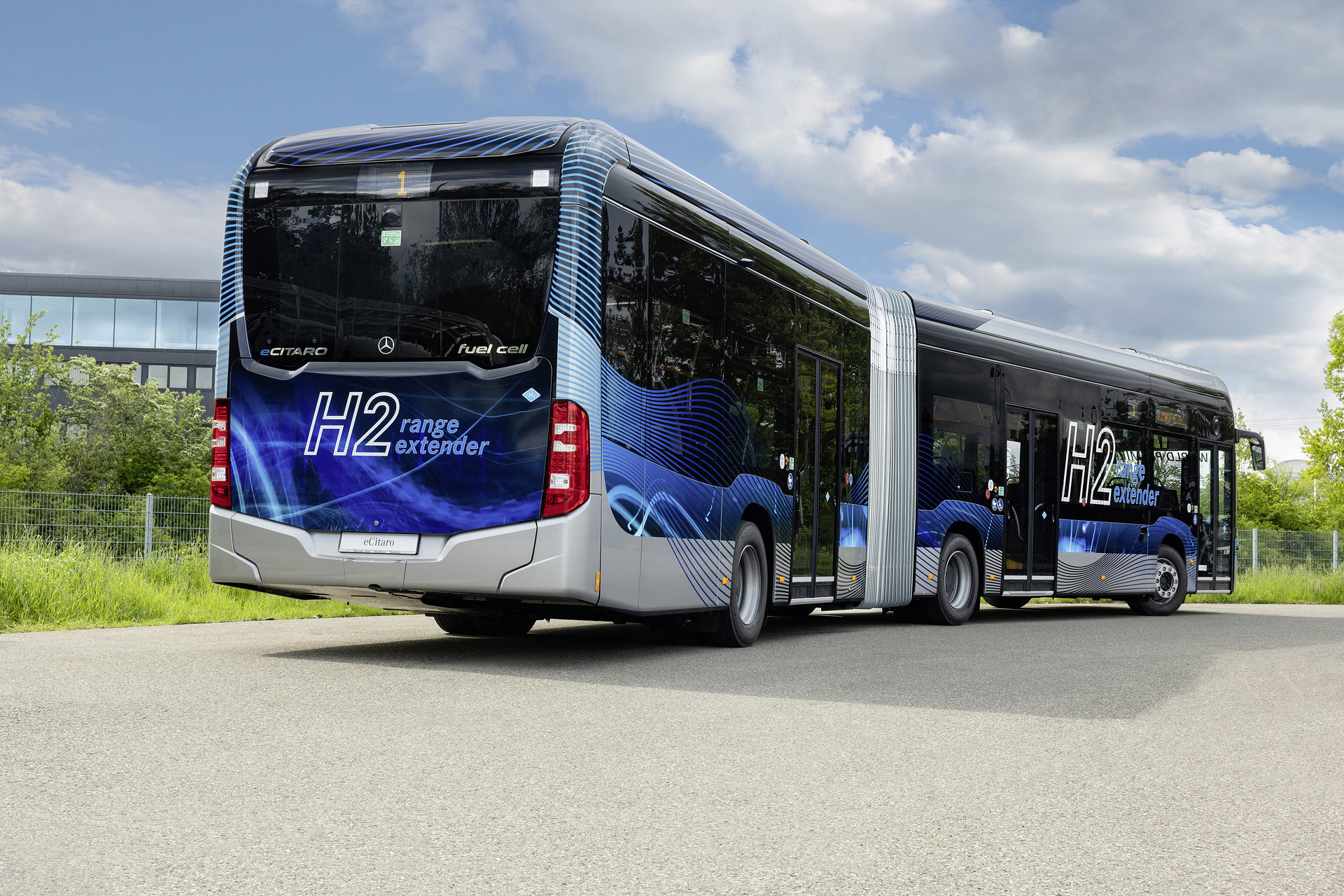 World premiere at Global Public Transport Summit 2023: Mercedes-Benz eCitaro fuel cell – greater range thanks to fuel cell