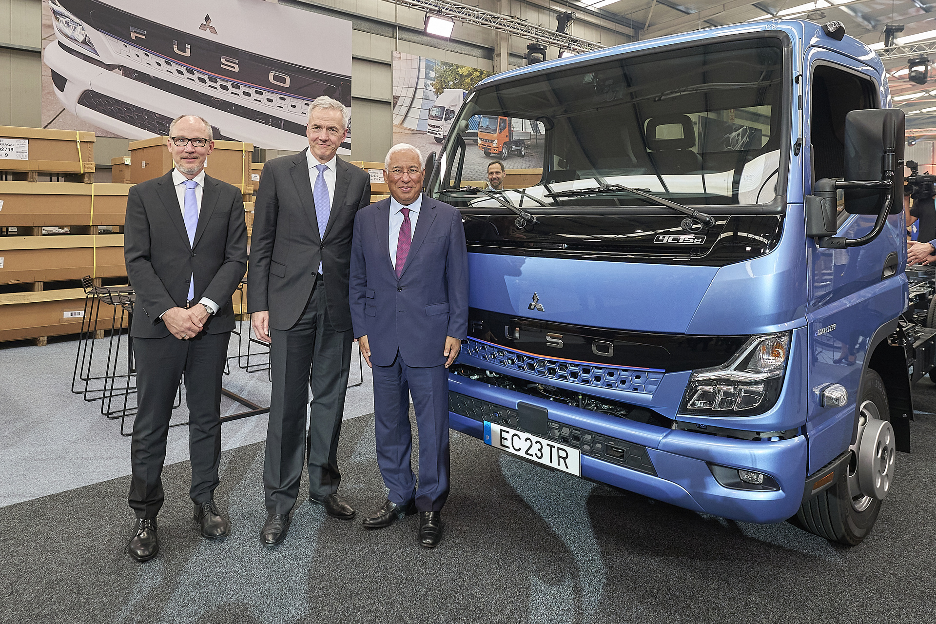 Arne Barden, CEO MFTE; Karl Deppen, CEO Daimler Truck Asia; António Costa, Premierminister Nachhaltig „Made in Europe“: Daimler Truck-Tochter FUSO feiert Produktionsstart des Next Generation eCanter