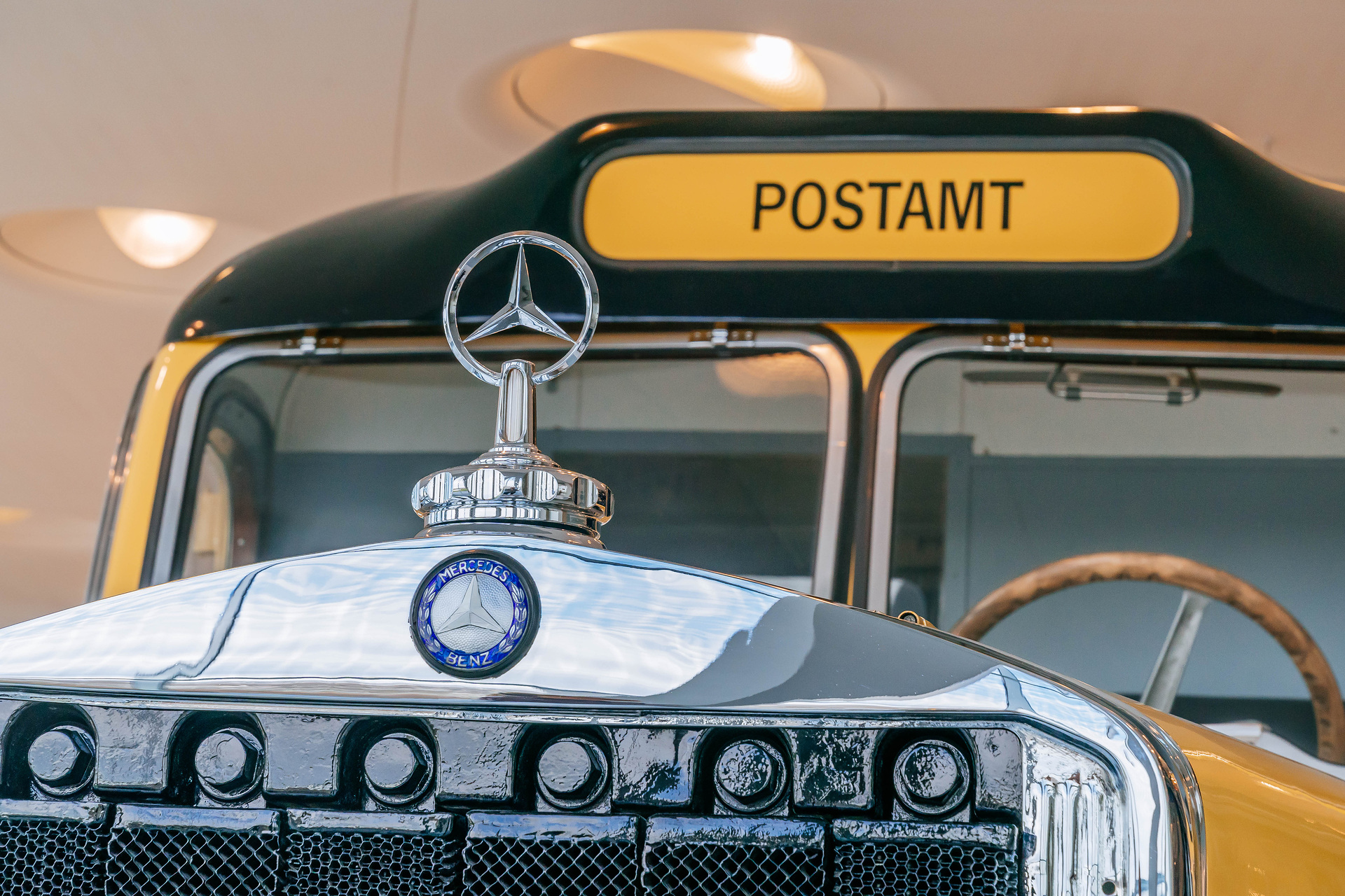 Mercedes-Benz Museum, Raum Collection 2: Galerie der Lasten. Mercedes-Benz Omnibus O 10000 aus dem Jahr 1938, umgebaut als mobiles Postamt der Österreichischen Post. Detailaufnahme des Fahrzielanzeigers mit der Aufschrift „Postamt“. In diesem Mercedes-Benz Omnibus geht bis in die 1970er-Jahre die Post ab