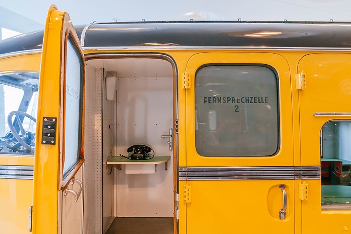 In diesem Mercedes-Benz Omnibus geht bis in die 1970er-Jahre die Post ab