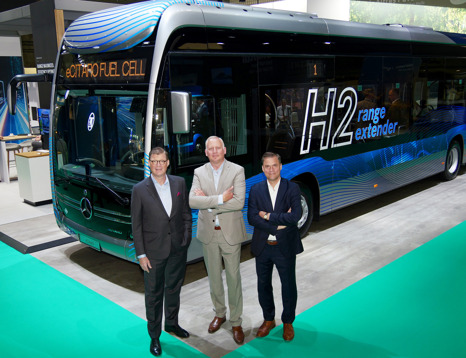 Till Oberwörder, CEO Daimler Buses, Mirko Sgodda, Leiter Marketing, Sales und Customer Services Daimler Buses und Dietrich Müller, Geschäftsführer Daimler Buses Solutions GmbH Daimler Buses treibt Geschäft rund um schlüsselfertige E-Systeme voran