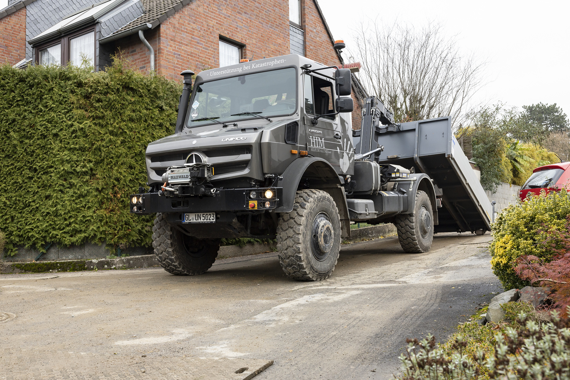 Anwendungsfall: Unimog U 5023 als Abrollkipper mit Hakenlift und Seilwinde Mercedes-Benz Unimog U 5023 auf der Demopark 2023: bewährter Katastrophenhelfer für Städte und Kommunen in extremen Wettersituationen